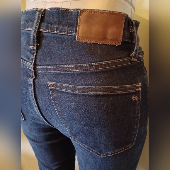 A Madewell 9" High-Rise Skinny Jeans in Davis Wash - Picture 5 of 9
